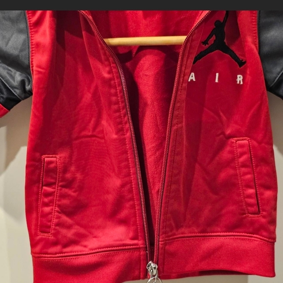 NIKE AIR JORDAN 24M KIDS RED & BLACK ZIP UP JACKET. - Picture 4 of 7